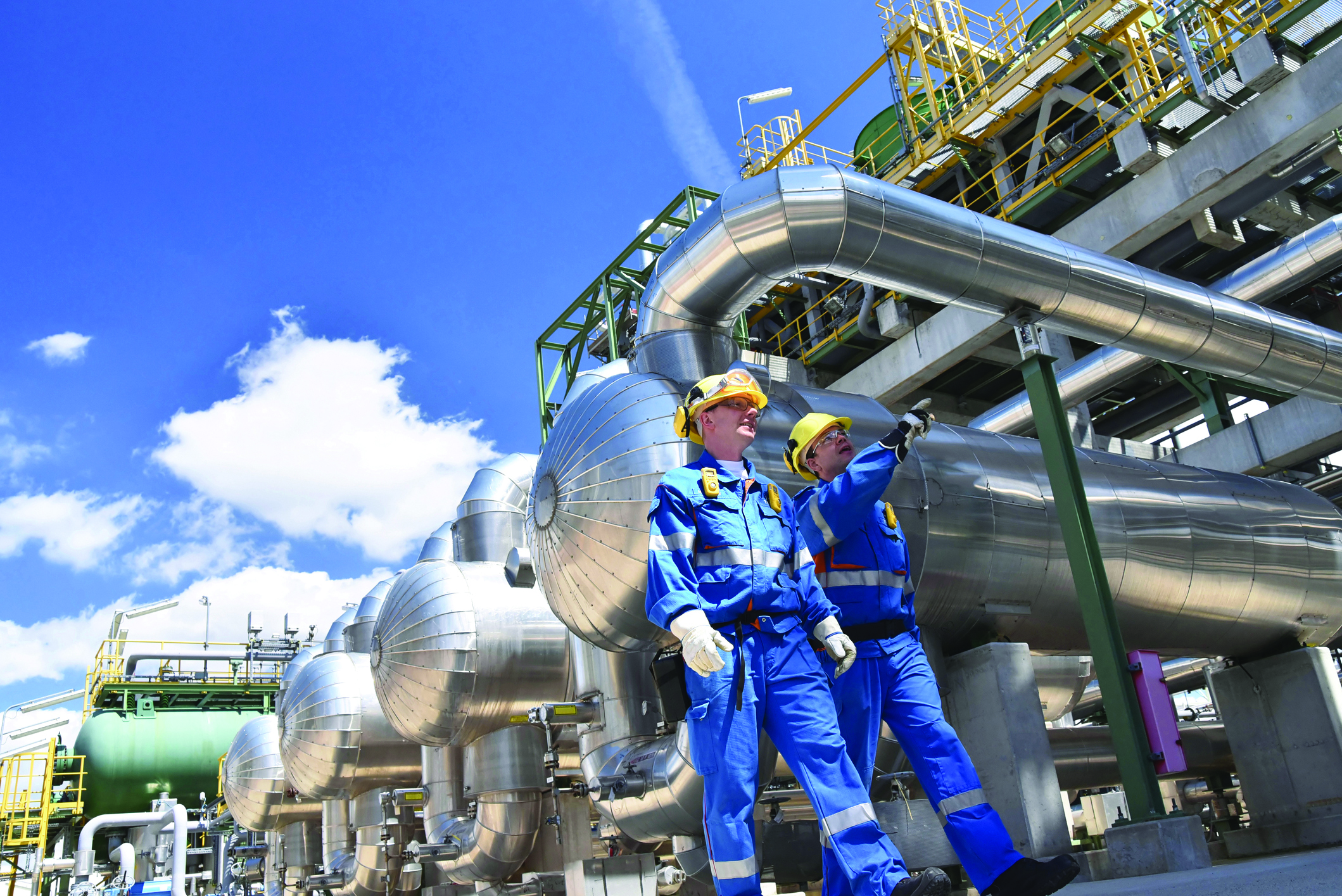 TW0621_oil-refinery-workers.jpg