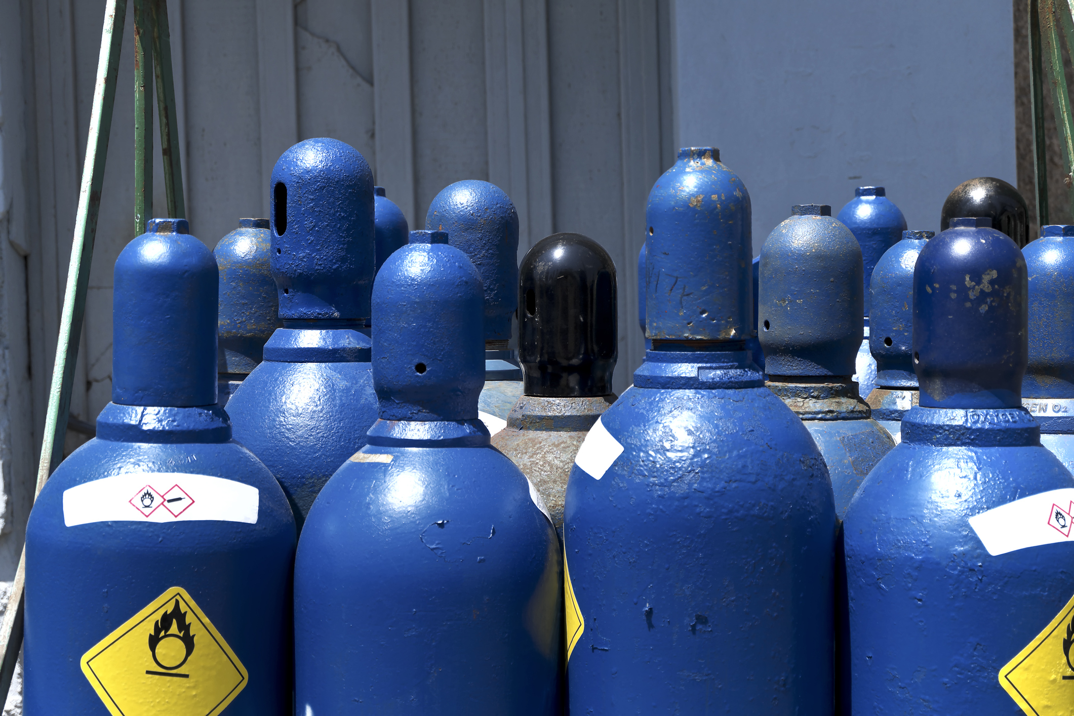 PE0621_blue-oxygen-tanks.jpg