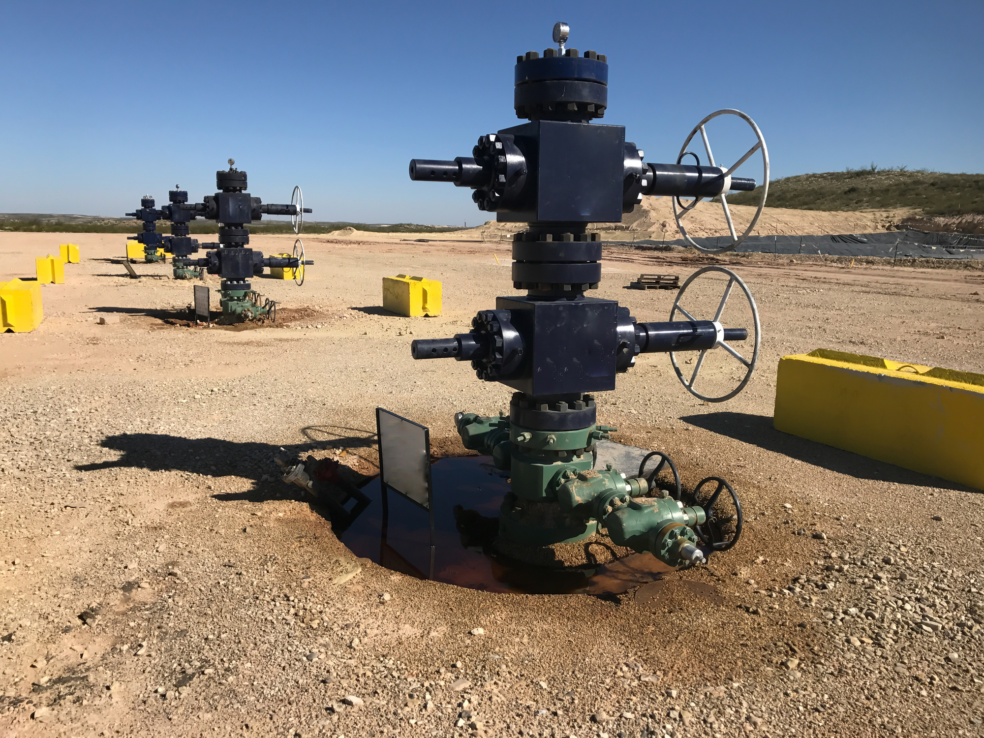 TW0921_oil-wellheads-shale-field.jpg